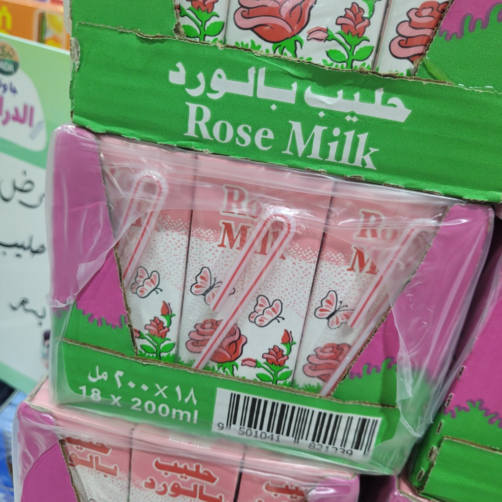 Emballage de lait à la rose avec plusieurs portions individuelles, décoré de motifs floraux et de papillons.